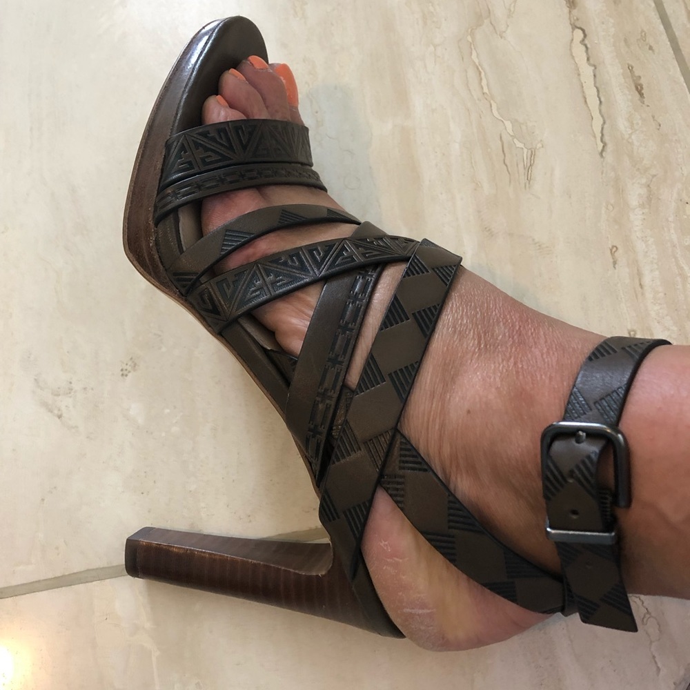 Brown Sandal replica pattern of Louise Vuitton